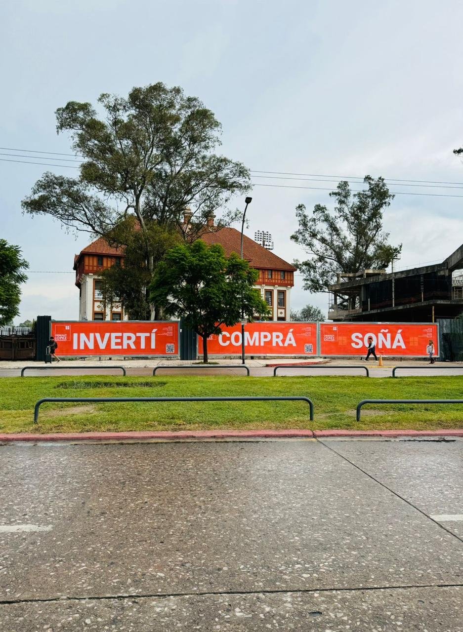 Publicidad en vía pública vs. Redes sociales: la dupla perfecta (pero una no puede faltar)